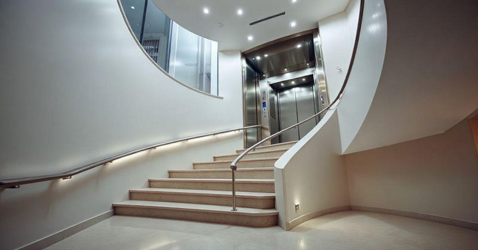 Elevador para Escada Curva: Conforto e Acessibilidade