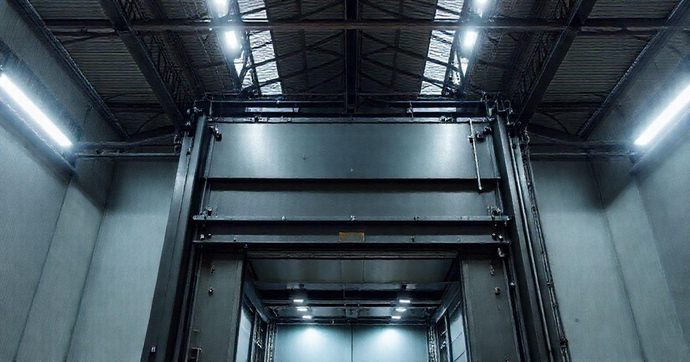 Elevador de carga industrial: como escolher o modelo ideal para sua empresa